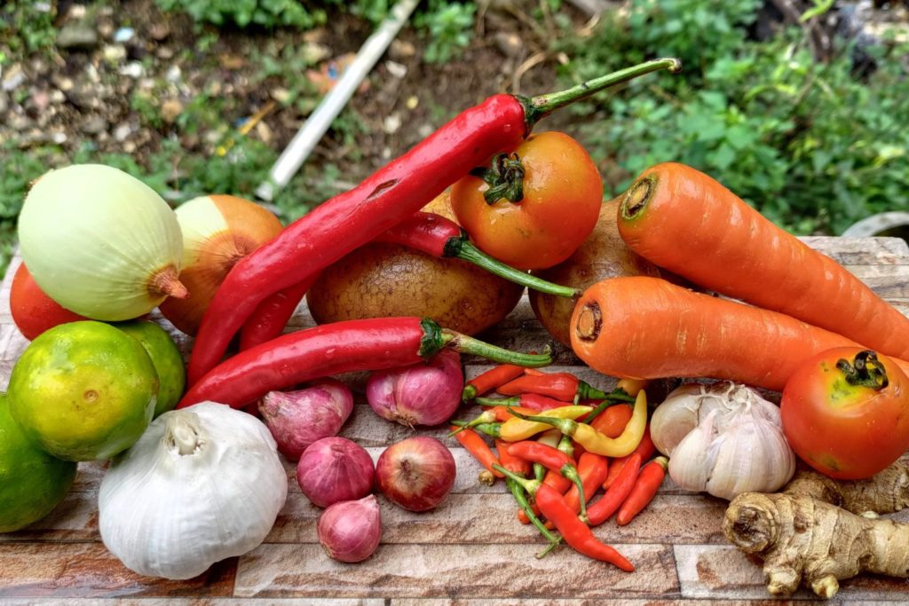 a table displayed of fresh vegetables 